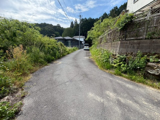 奈良市都祁友田町戸建ての前面道路含む現地写真