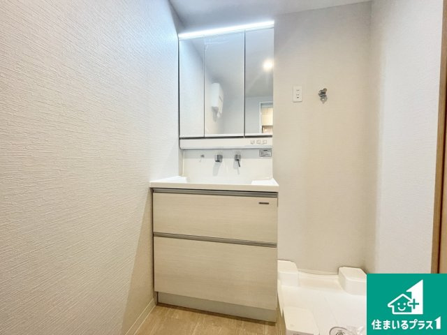 メゾンドール堺の独立洗面台|シャワーつきの洗面化粧台です♪【現地写真】
