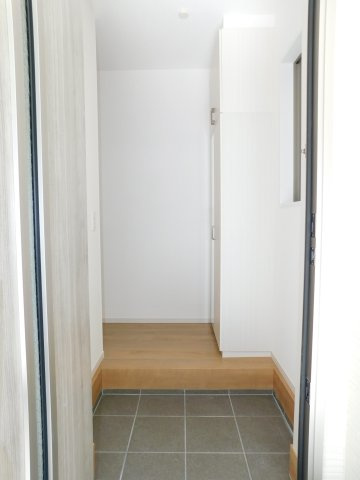 名古屋市北区金城町４丁目の新築一戸建の玄関|◇玄関収納◇　　玄関がスッキリと片付くシューズ収納完備！