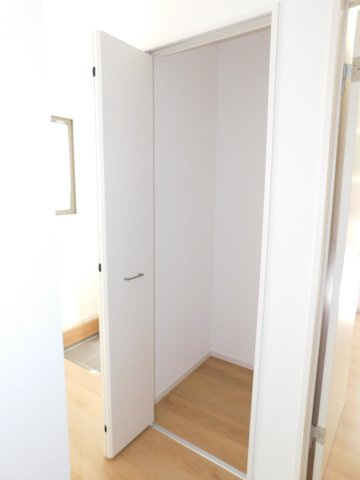 名古屋市北区金城町４丁目の新築一戸建の収納|◇１階ホール収納◇　　玄関横で、アウトドア用品や遊具などの収納に便利です！
