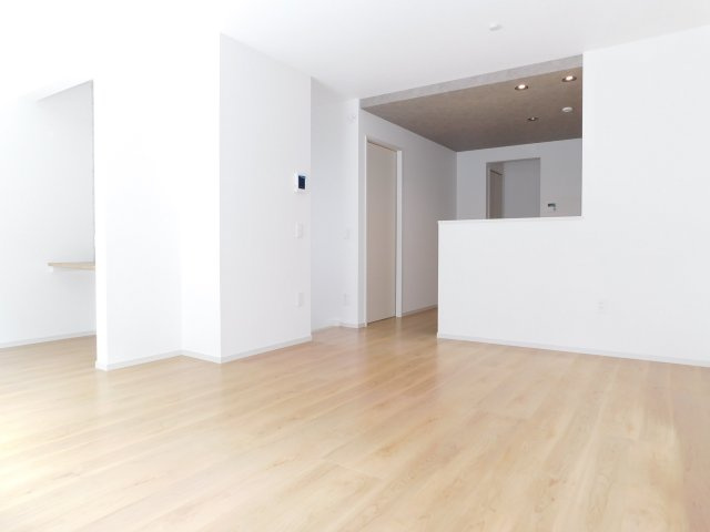 名古屋市北区金城町４丁目の新築一戸建の居間・リビング|◇リビング◇　　南面で明るいリビング１７．１帖　多用途に利用できるカウンター付き！