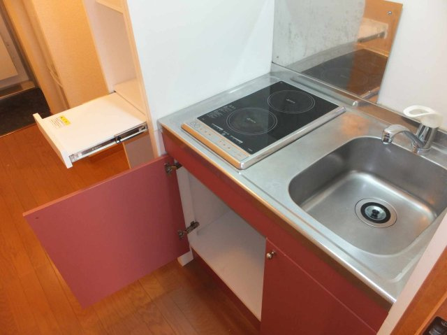 レオパレスオータム　Ⅱのキッチン|引き出し式の棚が便利です