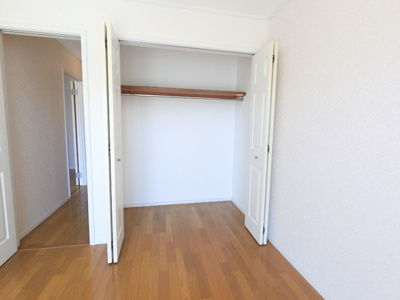 各洋室に奥行きのあるクローゼットがございます。
