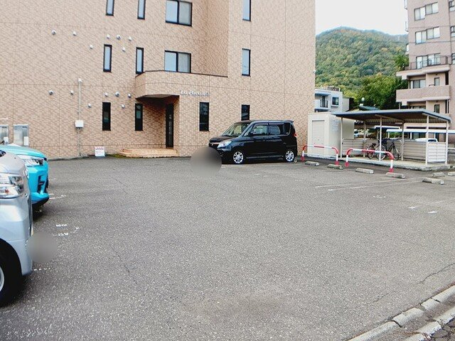 ラパーチェ山鼻の駐車場