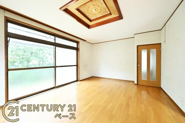 北葛城郡河合町高塚台２丁目の中古一戸建の居間・リビング|■現地撮影写真■陽当たり良好な南向きのＬＤＫです！