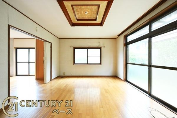 北葛城郡河合町高塚台２丁目の中古一戸建の居間・リビング|■現地撮影写真■陽当たり良好な南向きのＬＤＫです！