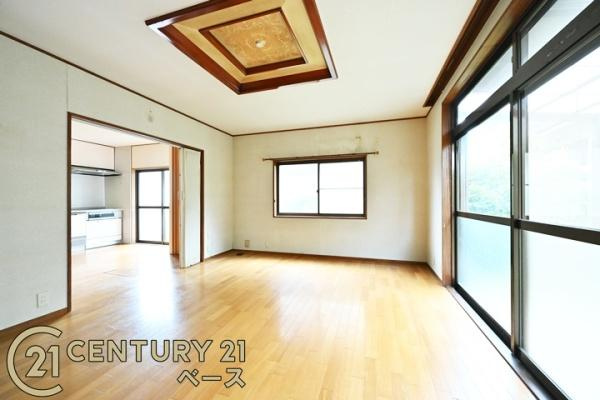 北葛城郡河合町高塚台２丁目の中古一戸建の居間・リビング|■現地撮影写真■ご家族でくつろいでいただける広々したリビング！