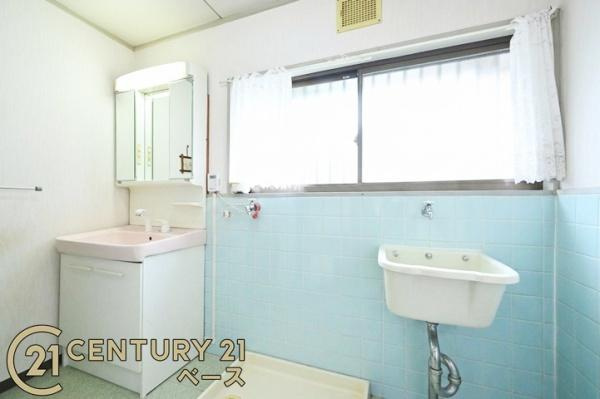 北葛城郡河合町高塚台２丁目の中古一戸建の独立洗面台|■現地撮影写真■忙しい朝の身支度を快適にしてくれるゆとりのある広さです！