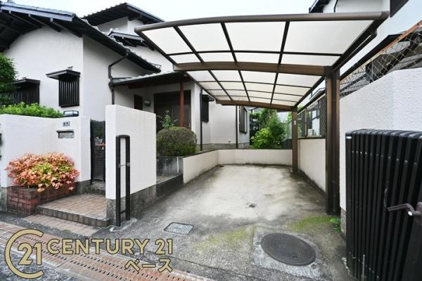 北葛城郡河合町高塚台２丁目の中古一戸建の駐車場|■現地撮影写真■カーポートスペースゆったり１台分！