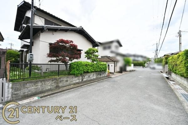 北葛城郡河合町高塚台２丁目の中古一戸建の前面道路含む現地写真