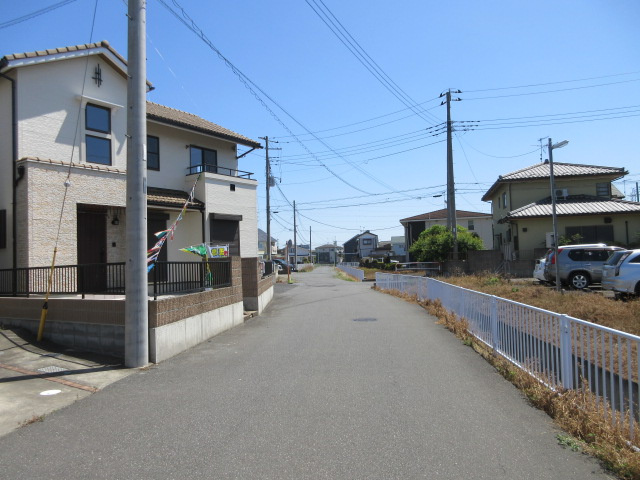 中古戸建　深谷市西島39-4（リフォーム住宅）の前面道路含む現地写真
