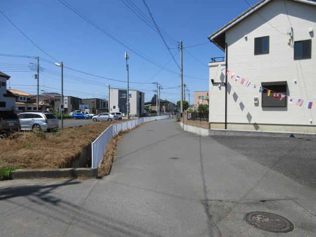 中古戸建　深谷市西島39-4（リフォーム住宅）の前面道路含む現地写真