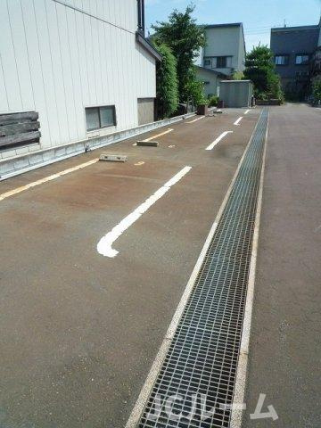 イーストガーデンの駐車場