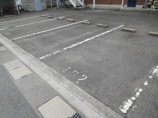 ニューシティー勢田の駐車場