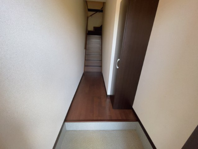 リーブル　吉川３の玄関|別部屋のお写真となります。