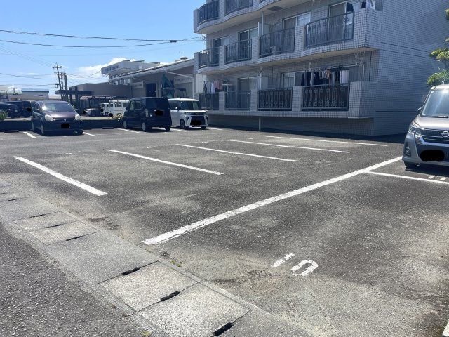 アビタシオンひがしの駐車場
