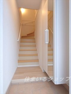 レオパラッツォの玄関|ミラー付き大型シューズボックス