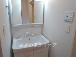 レオパラッツォの洗面所|三面鏡付きシャンプードレッサー