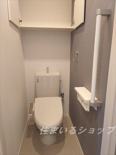 レオパラッツォのトイレ|シャワートイレ・収納棚・手すりあり