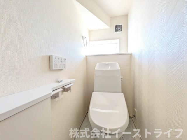 【新築戸建】　いわき市平祢宜町1期　全2棟のトイレ|2号棟写真　白を基調とした、シンプルながらも落ち着くデザインです。洗浄機付き温水便座で機能性もばっちりです！