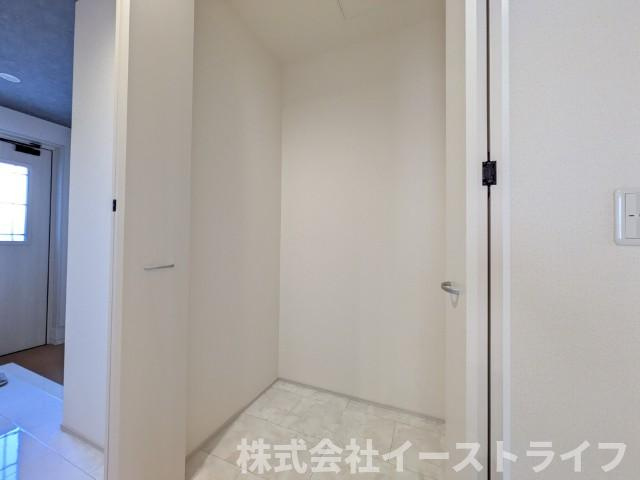 【新築戸建】　いわき市平祢宜町1期　全2棟の収納|2号棟写真　1階のホールにもクローゼット完備されているので、ストック品や掃除用品なども収納でき大変便利！