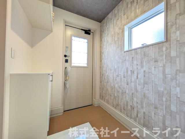 【新築戸建】　いわき市平祢宜町1期　全2棟の玄関|2号棟写真　アクセントクロスと玄関扉がおしゃれな玄関です！友達を呼びたくなるお家です！