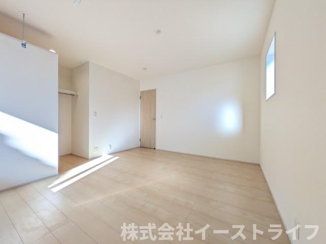 【新築戸建】　いわき市平祢宜町1期　全2棟の寝室|2号棟写真　家具などのインテリアともマッチしておしゃれ感が出しやすく、身の回りの整理がしやすいのも魅力な洋室です。