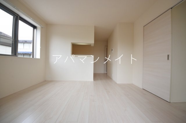【居間・リビング】 | ＢＹ ＴＨＥ ＲＩＶＥＲ戸塚 | 角部屋です！