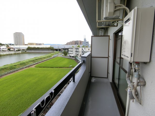 イーズ南春日丘のバルコニー