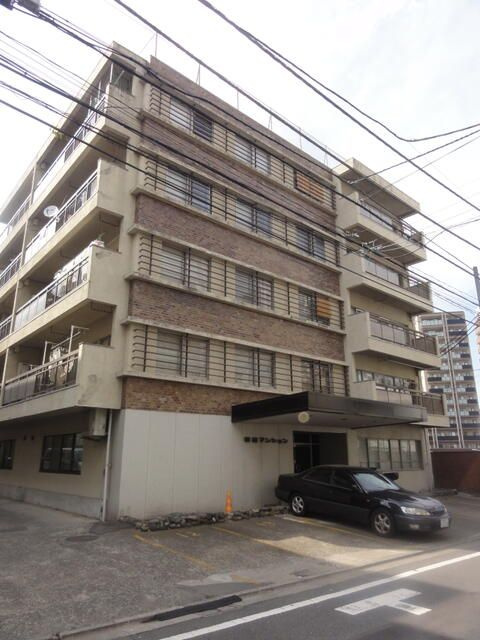 新宿区西新宿８丁目の店舗事務所の外観