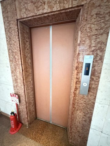 神戸トアロードビルのロビー