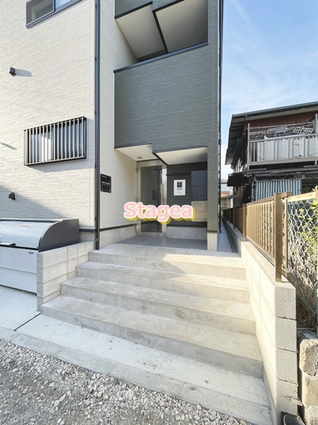 CRASTINE植竹町のエントランス