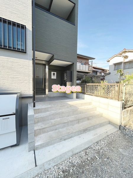 CRASTINE植竹町のエントランス