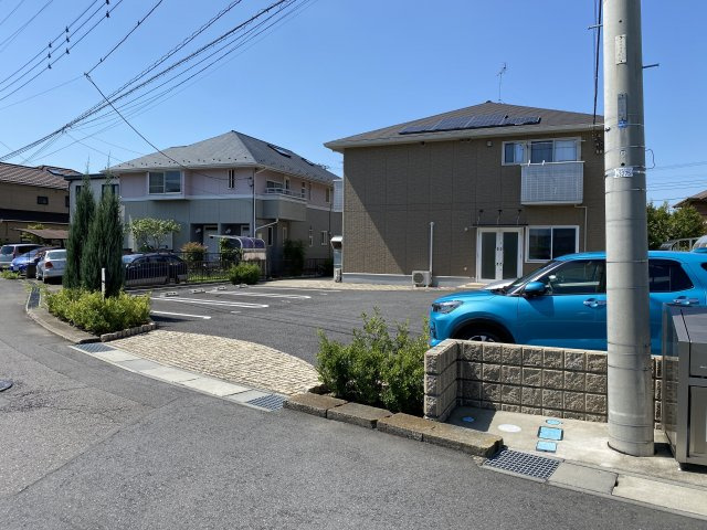 ブリランテの駐車場