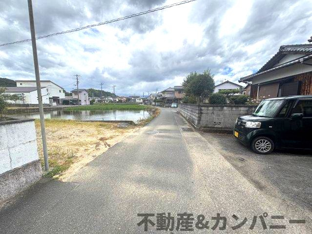 星岡2丁目のおトチ　松山市星岡2丁目売土地の前面道路含む現地写真|前面道路含む現地写真です