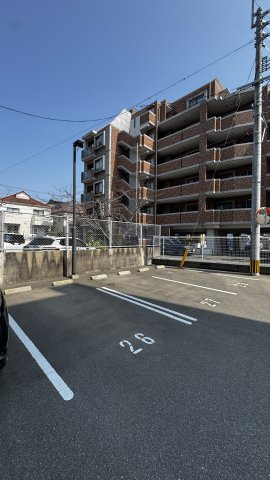 APエルテージ地行の駐車場
