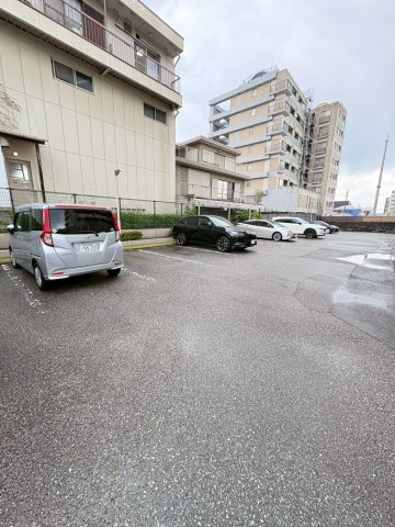 サーパス宝塚の駐車場