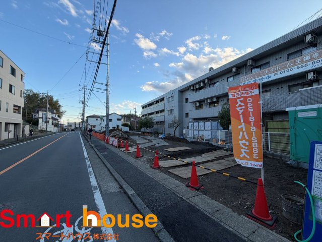 川崎市麻生区王禅寺西　新築７棟　の前面道路含む現地写真|お住まいの前面道路が広いと駐車が楽になり、陽当たりも遮られないので明るく居心地の良いお家になります♪
