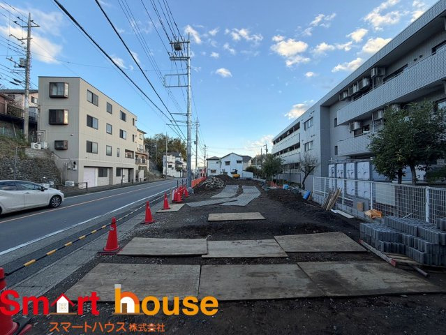 川崎市麻生区王禅寺西　新築７棟　の外観|前面道路は閑静な住宅地をはしる車通りの少ない道路。お車の出し入れが苦手なママや小さなお子様にも安心ですね。しっかり舗装もされているので、ベビーカーや自転車で通っても快適に通行できます。
