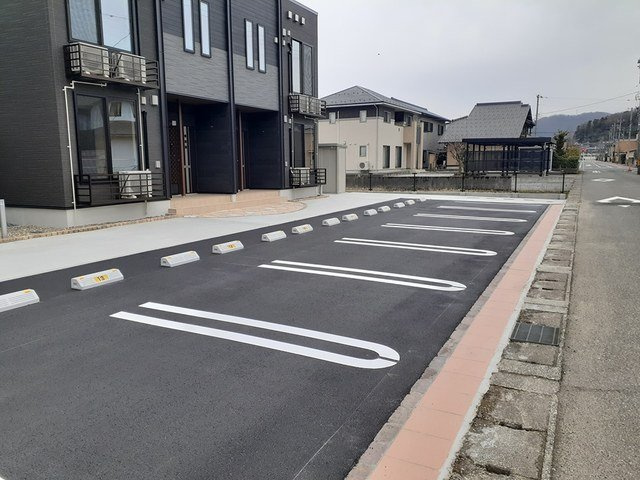リサイア　Ｂの駐車場