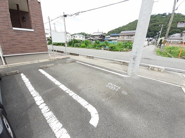 ワイズプランドールの駐車場