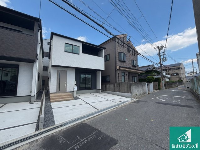 29日(土)30日(日)現地ご見学可能！　四條畷市二丁通町　ラスト1邸の前面道路含む現地写真|周辺は閑静な住宅街！前面道路広々で車の出し入れも便利です。駐車が苦手な方でも安心して車庫入れできます！