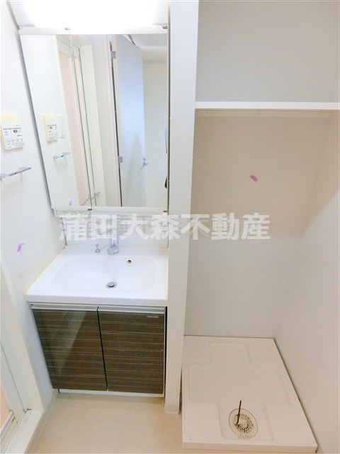ラフィネジュ大森の洗面所|独立洗面台　棚付きの洗濯機置き場　洗面脱衣所