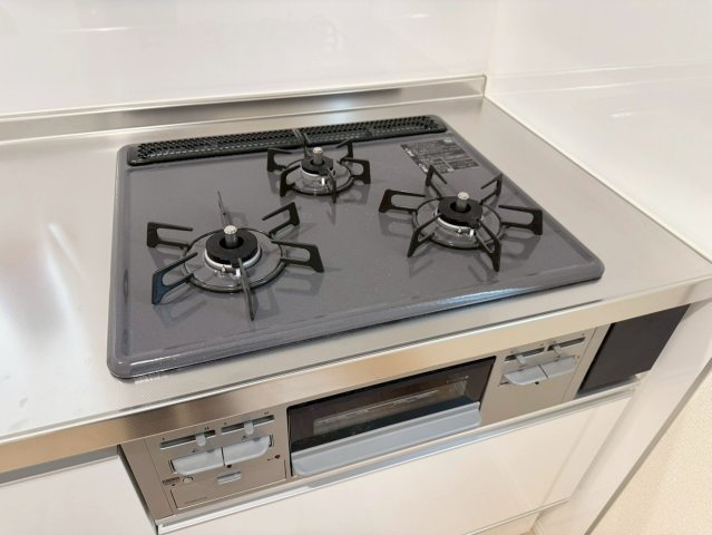 ークレイドルガーデンー小倉北区高坊第３【小倉北区　新築戸建て】のキッチン|3口ガスコンロのシステムキッチン♪【小倉北区　新築戸建て】
