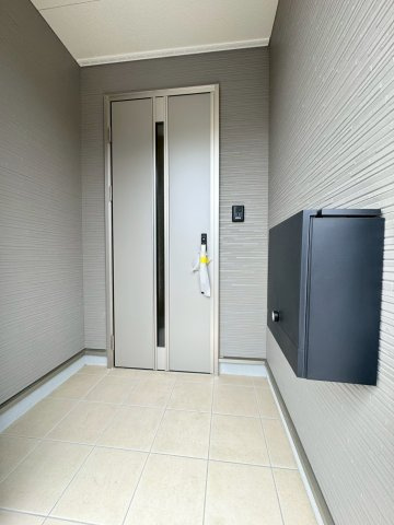 ークレイドルガーデンー小倉北区高坊第３【小倉北区　新築戸建て】の玄関|玄関には屋根があるので雨の日のドアの開閉も気になりません　【小倉北区　新築戸建て】