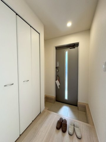 ークレイドルガーデンー小倉北区高坊第３【小倉北区　新築戸建て】の玄関|縦長のシューズボックス完備♪　【小倉北区　新築戸建て】