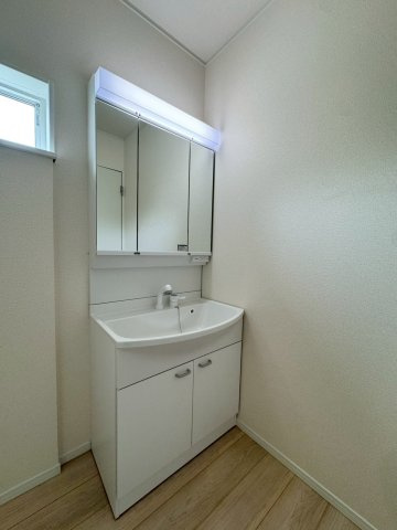 ークレイドルガーデンー小倉北区高坊第３【小倉北区　新築戸建て】の独立洗面台|洗面脱衣所には便利な三面鏡付きの洗面化粧台♪　　【小倉北区　新築戸建て】