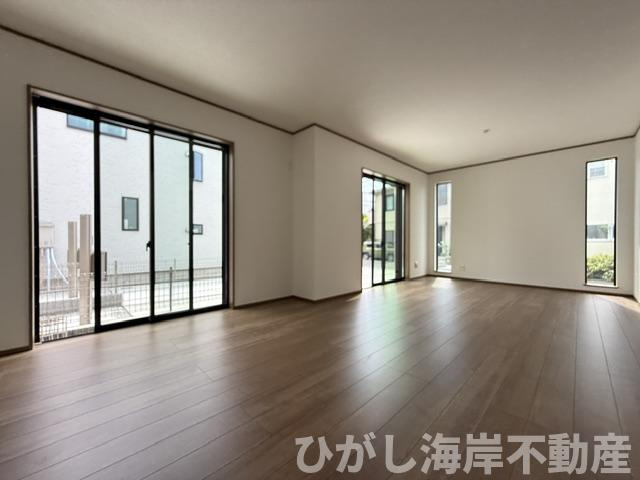 神奈川県茅ヶ崎市東海岸南４丁目戸建の居間・リビング|5月23日撮影　建築中　19帖　LDK