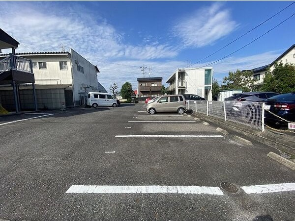 Surplus　Vis-a-Vis　Bの駐車場