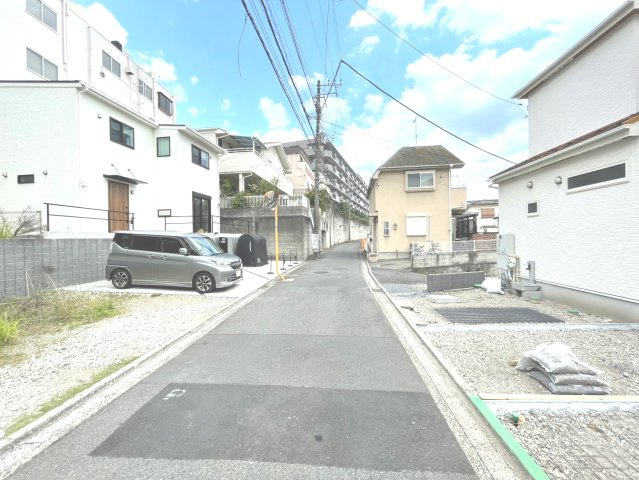 日野市西平山５丁目　新地戸建の前面道路含む現地写真